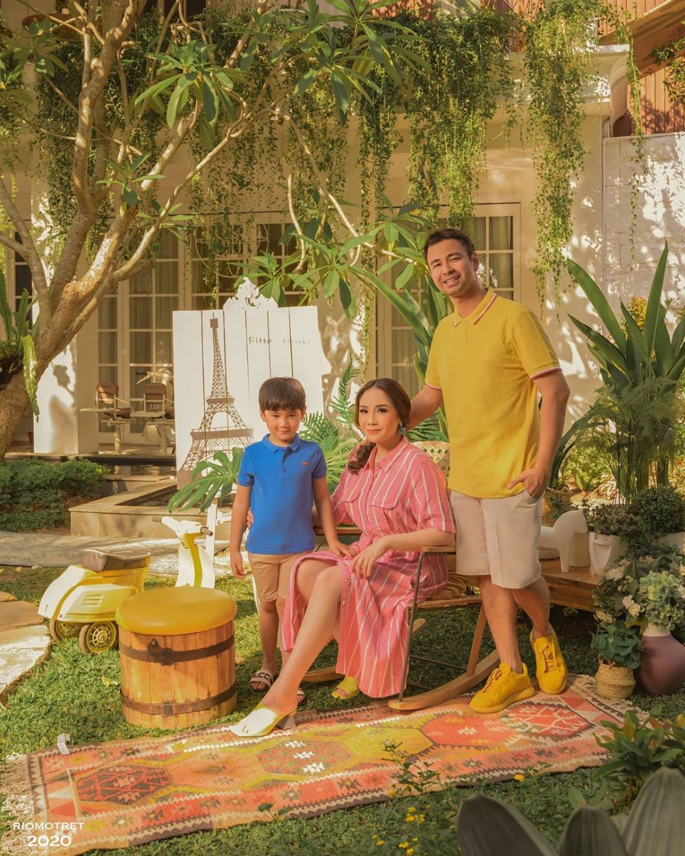 7 Gaya pemotretan Raffi Ahmad dan Nagita, sulap halaman jadi studio