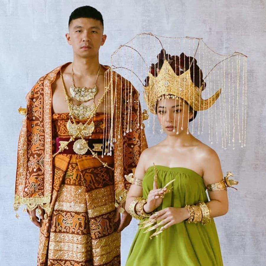 8 Potret prewedding Nikita Willy & Indra Priawan dengan busana adat