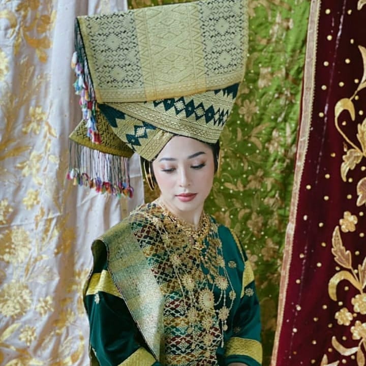 8 Potret prewedding Nikita Willy & Indra Priawan dengan busana adat