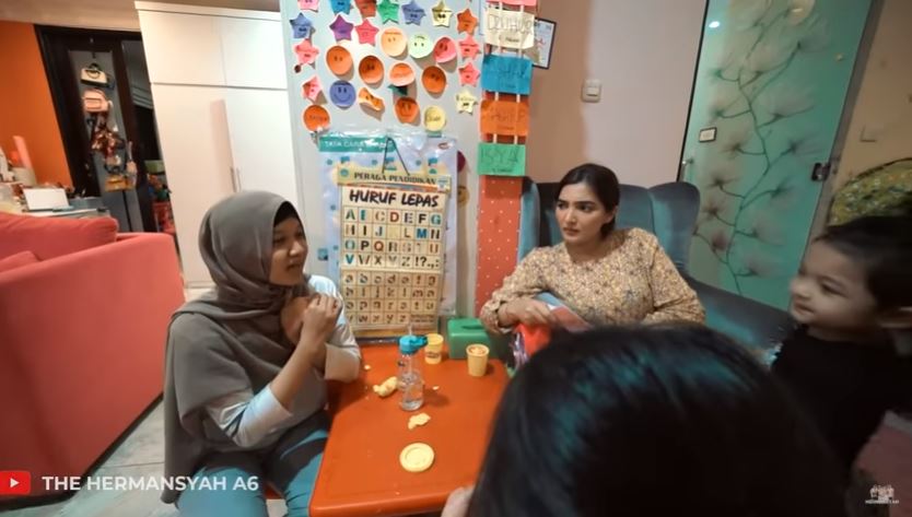 11 Momen Ashanty beri kejutan ke pengasuh Arsya, biayai kuliah