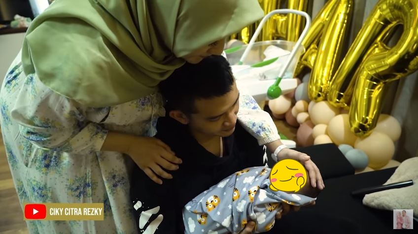 10 Momen Citra Kirana & Rezky Aditya momong anak pertama kali