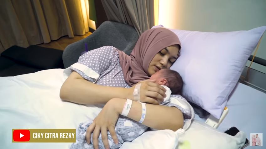 10 Momen Citra Kirana & Rezky Aditya momong anak pertama kali