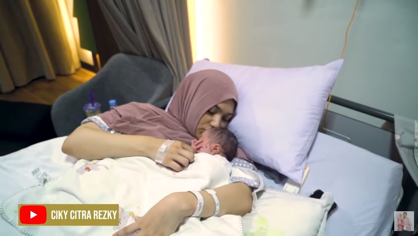 10 Momen Citra Kirana & Rezky Aditya momong anak pertama kali