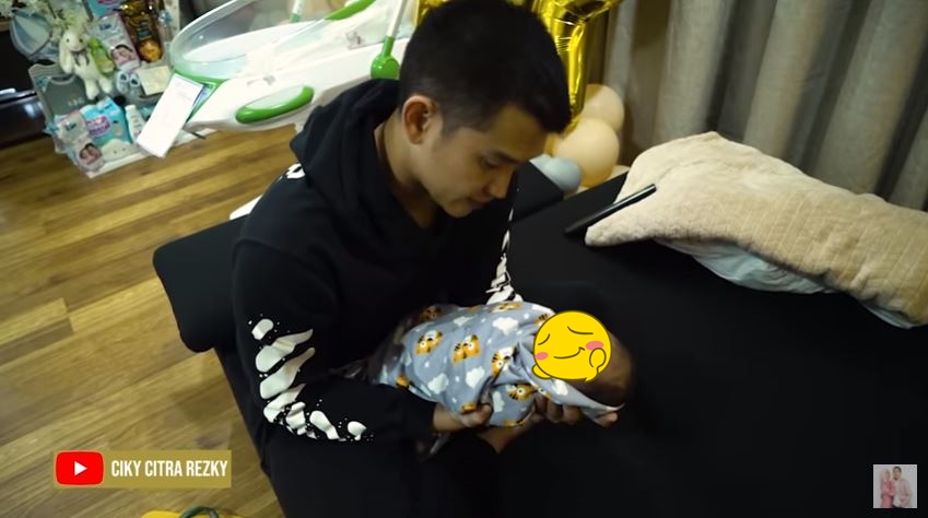 10 Momen Citra Kirana & Rezky Aditya momong anak pertama kali