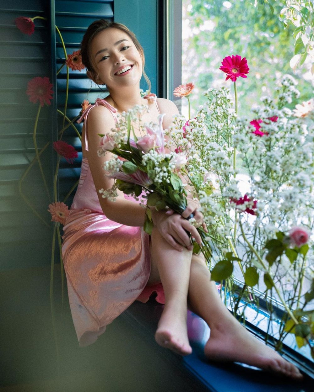 9 Gaya Amanda Manopo pemotretan tema bunga-bunga, bikin gagal fokus