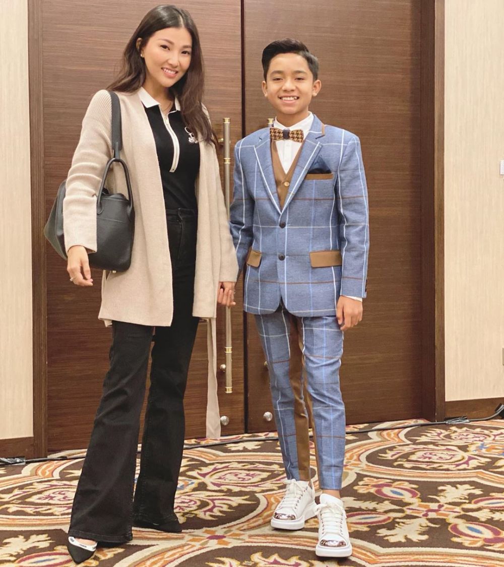 9 Gaya Betrand Peto dan Sarwendah tampil modis, kompak bak adik kakak