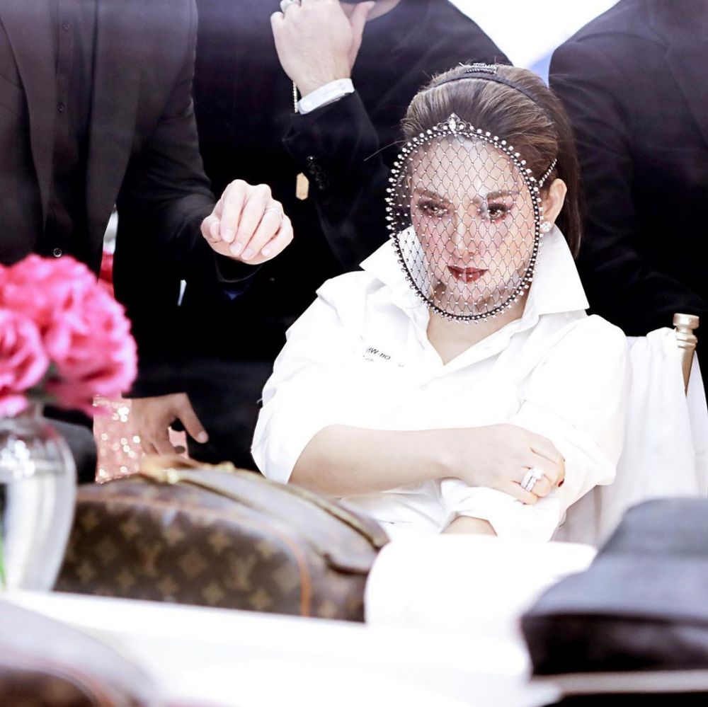 8 Pesona Syahrini pakai face shield glamor, gayanya cetar