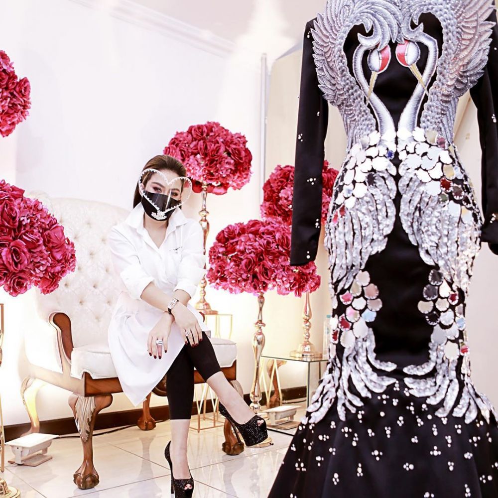 8 Pesona Syahrini pakai face shield glamor, gayanya cetar