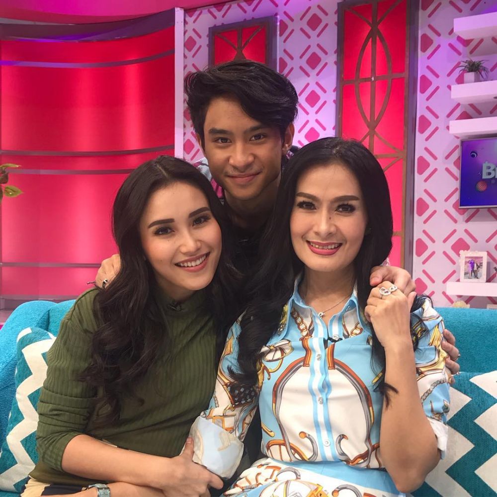 9 Potret persahabatan Ayu Ting Ting dan Iis Dahlia, saling dukung