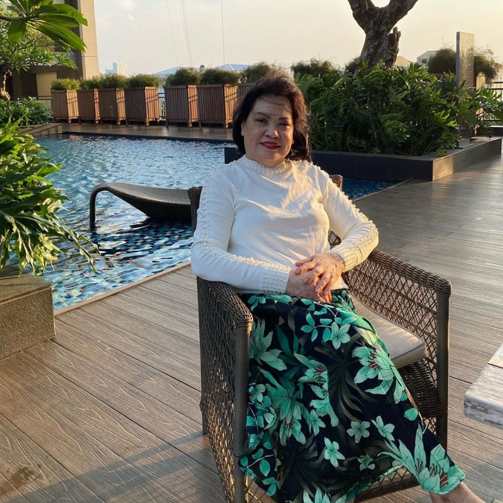 Selalu tampil fashionable, ini 10 potret Irma Moeis mertua Sandra Dewi