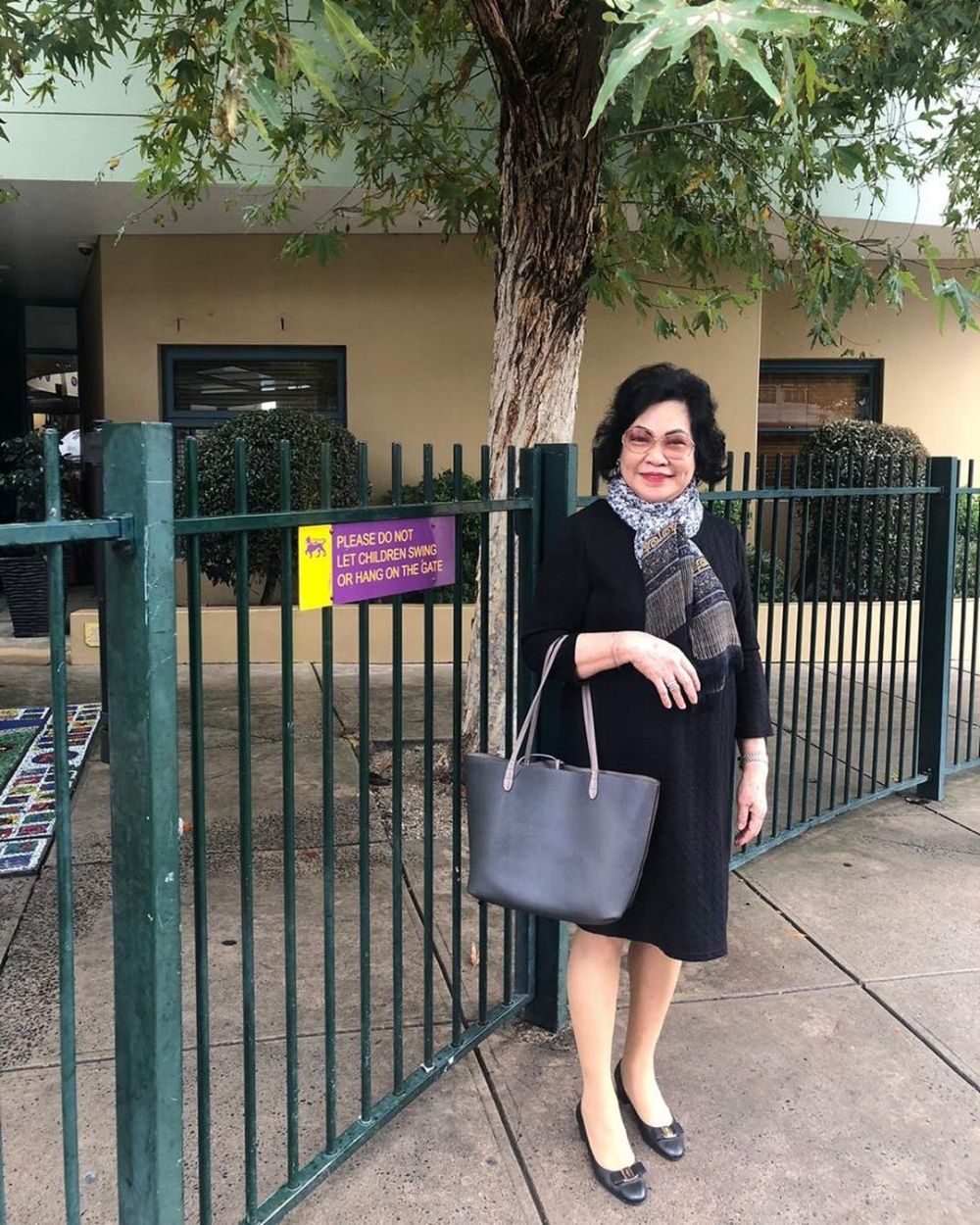 Selalu tampil fashionable, ini 10 potret Irma Moeis mertua Sandra Dewi