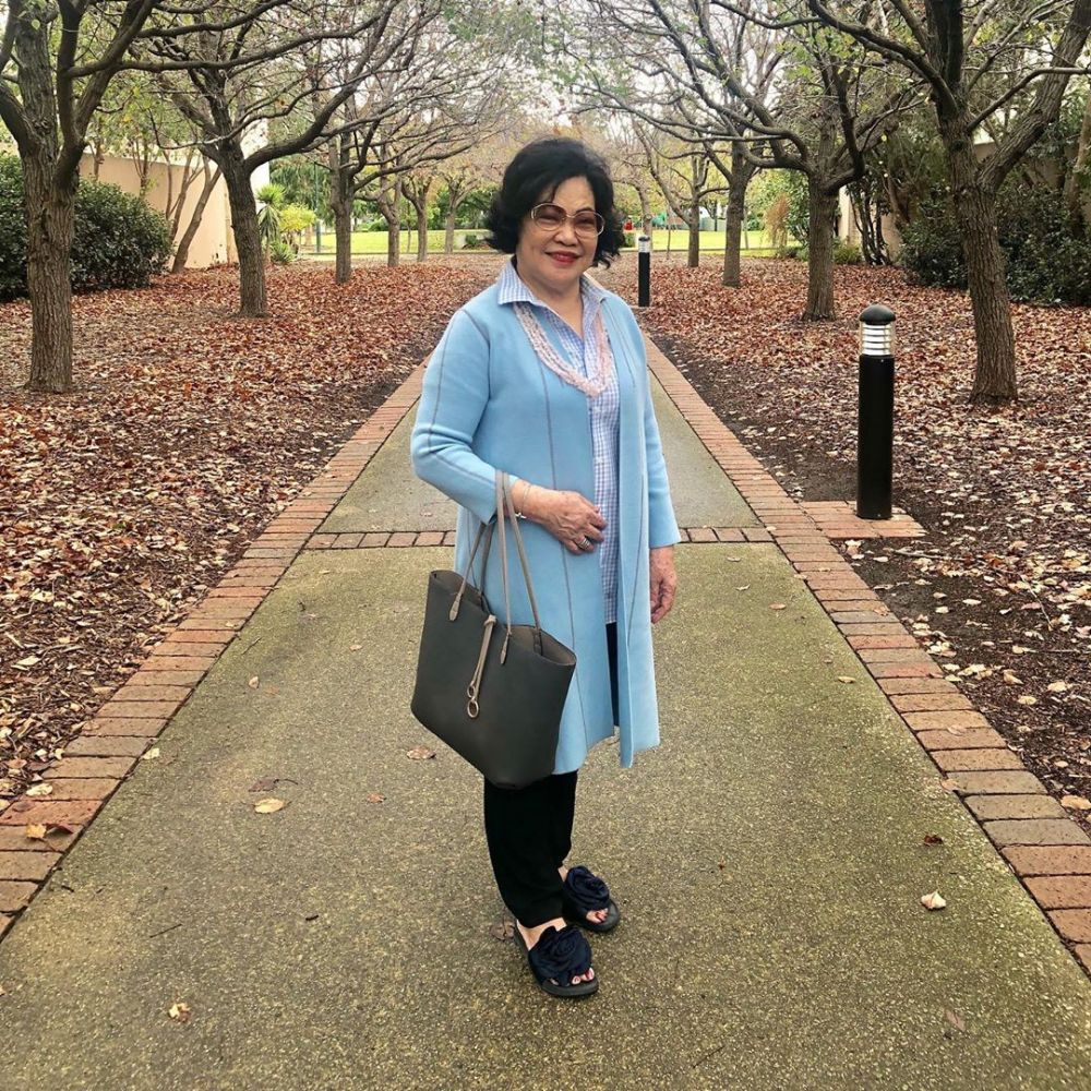 Selalu tampil fashionable, ini 10 potret Irma Moeis mertua Sandra Dewi