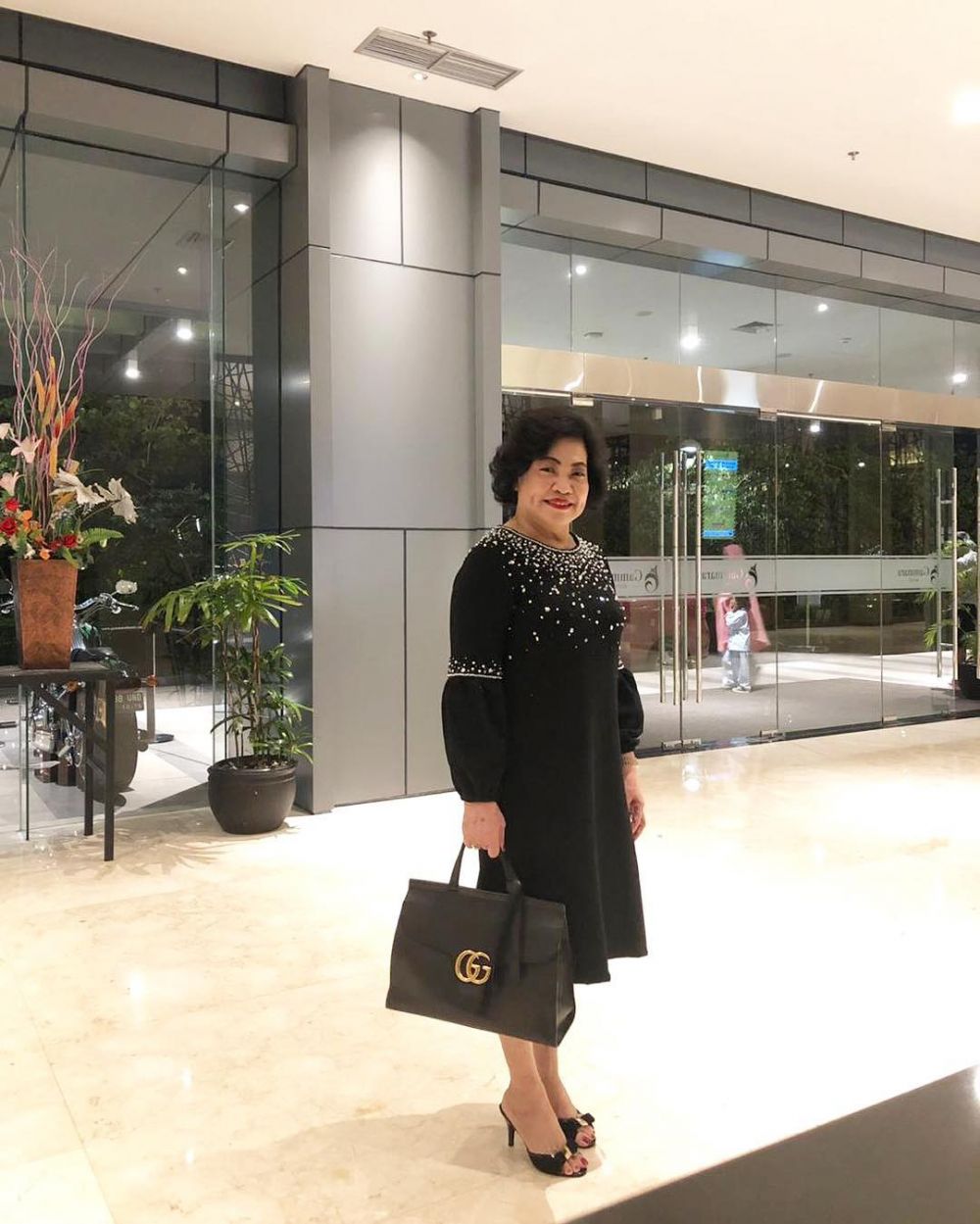 Selalu tampil fashionable, ini 10 potret Irma Moeis mertua Sandra Dewi