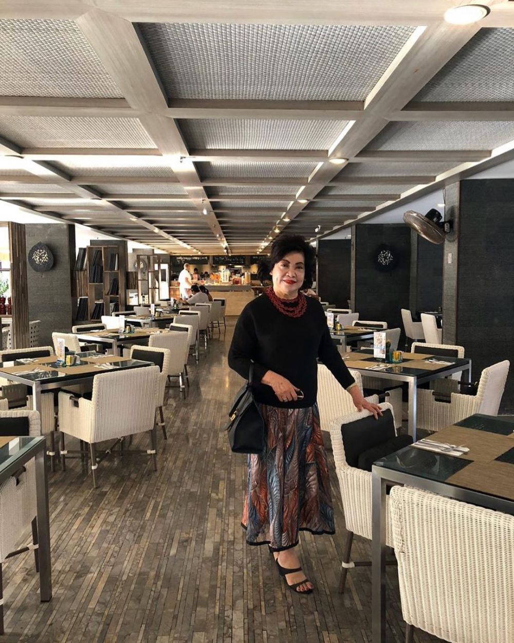 Selalu tampil fashionable, ini 10 potret Irma Moeis mertua Sandra Dewi