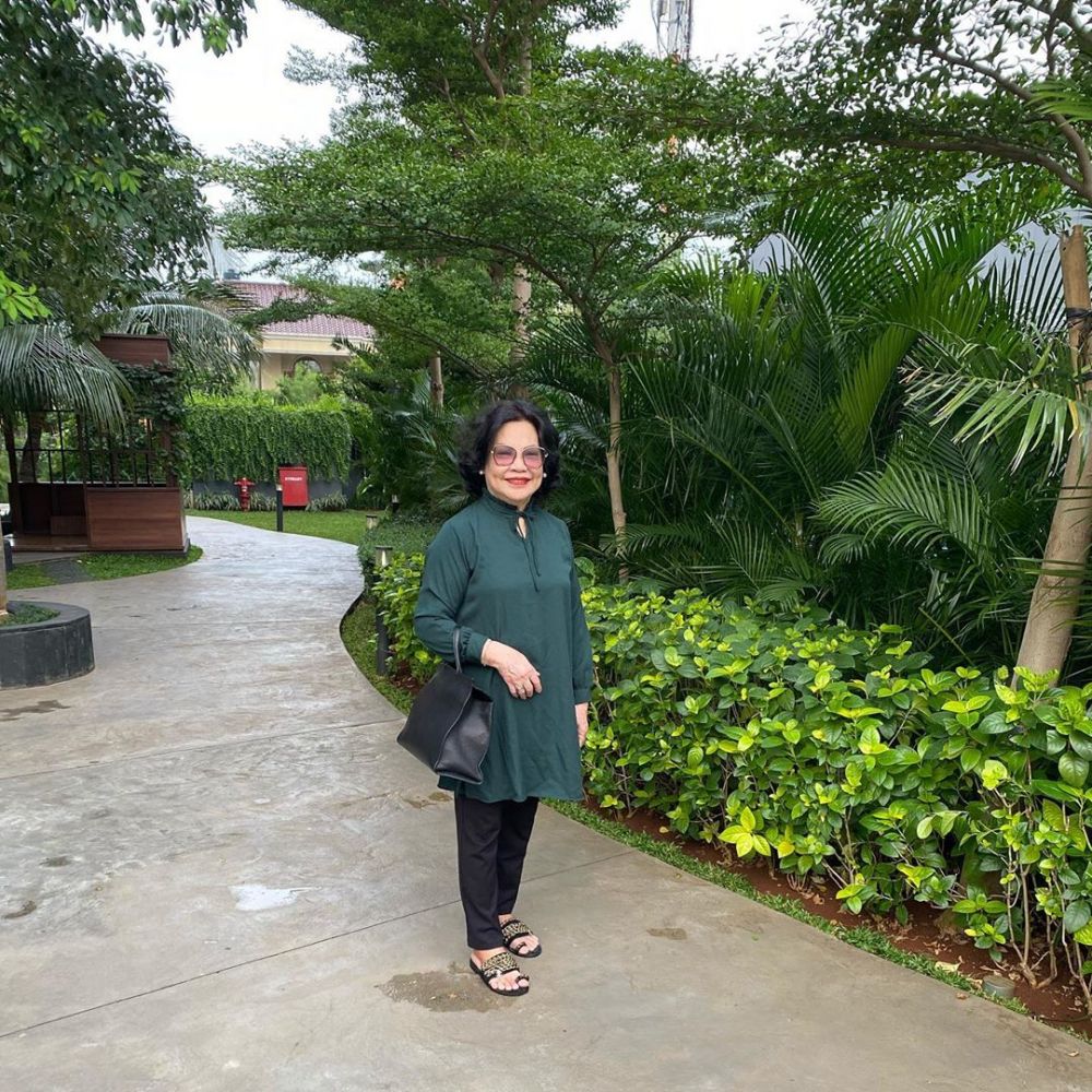 Selalu tampil fashionable, ini 10 potret Irma Moeis mertua Sandra Dewi