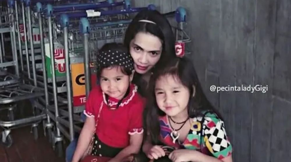 6 Potret masa kecil Nagita Slavina dan Caca Tengker, bak kembar