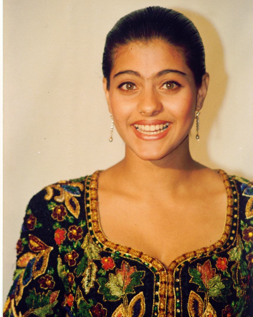 8 Potret lawas Kajol saat awal karier, cantiknya konsisten