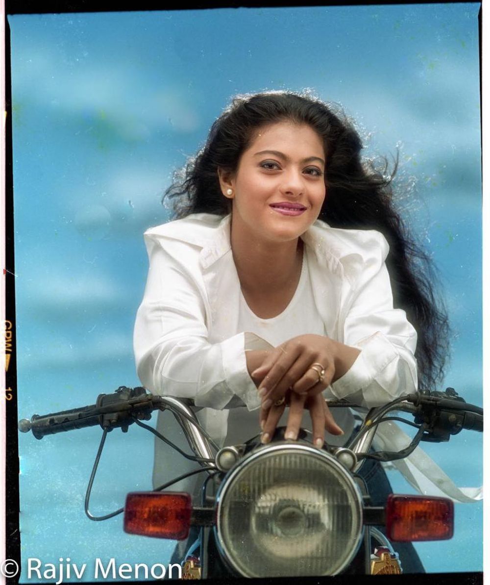 8 Potret lawas Kajol saat awal karier, cantiknya konsisten