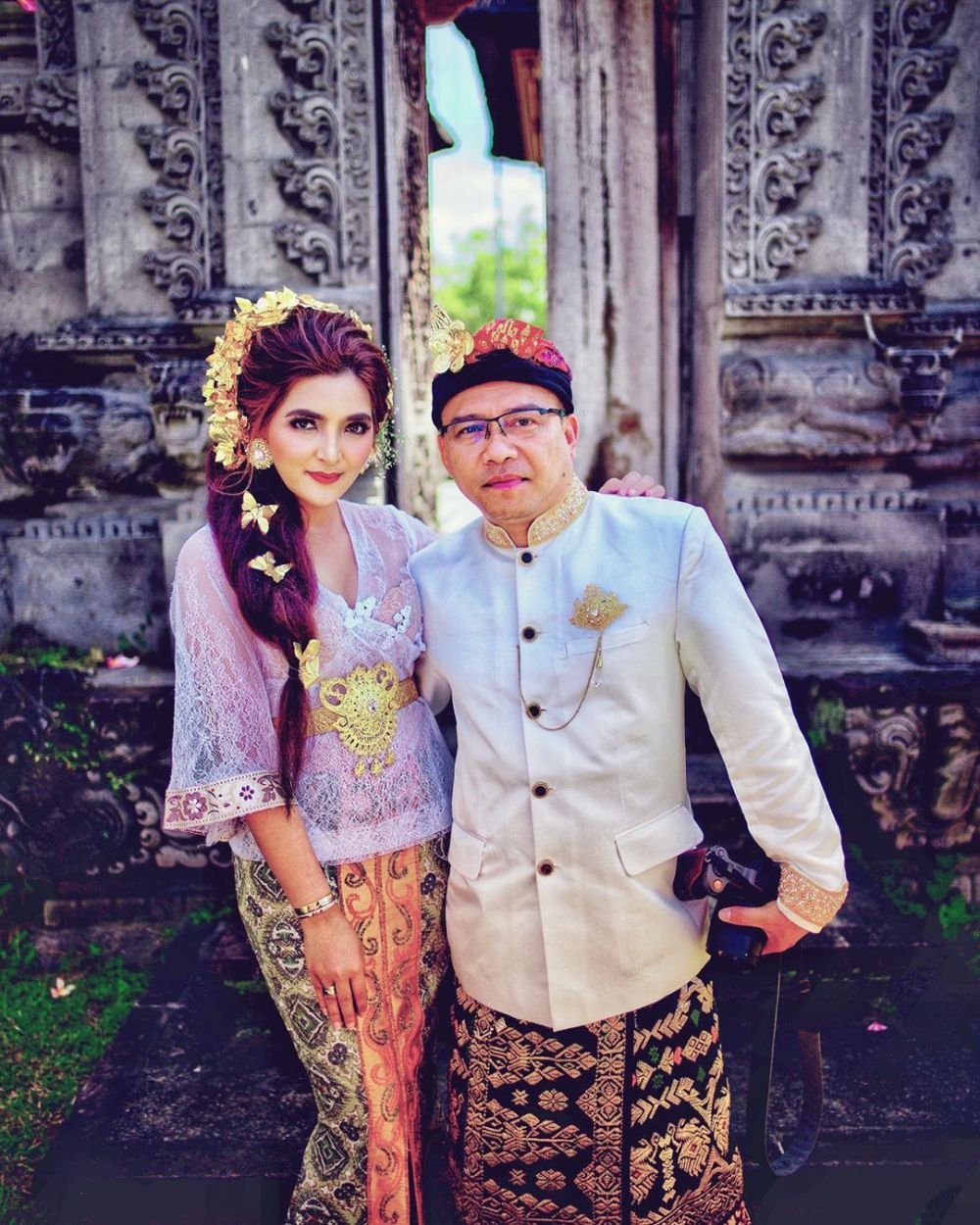 Potret 7 pasangan seleb pakai baju Bali, Annisa Pohan curi