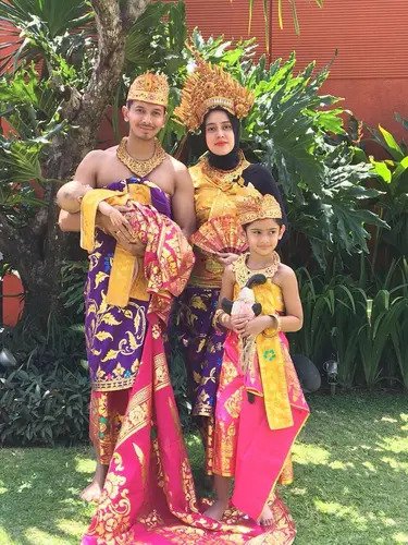 Potret 7 pasangan seleb pakai baju Bali, Annisa Pohan curi perhatian