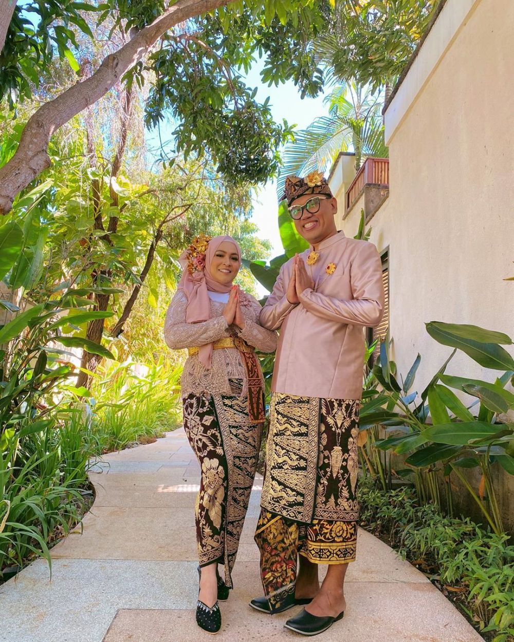 Potret 7 pasangan seleb pakai baju Bali, Annisa Pohan curi perhatian