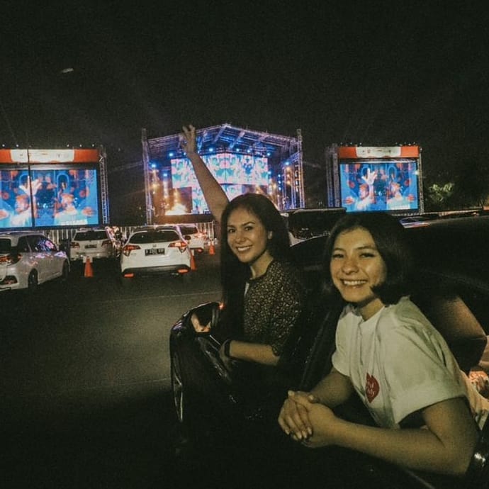 7 Momen seleb nonton konser drive-in pertama di Jakarta, seru abis