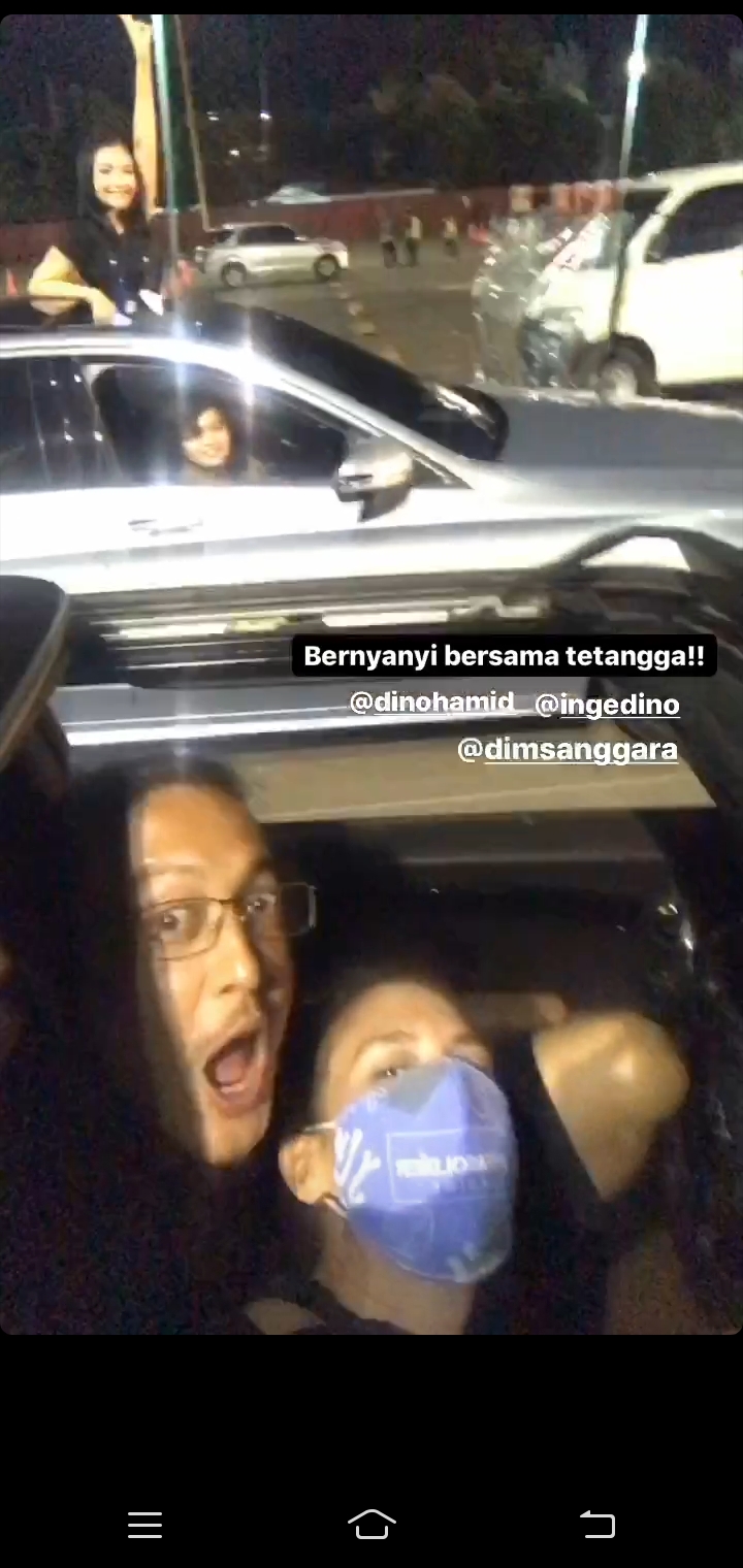 7 Momen seleb nonton konser drive-in pertama di Jakarta, seru abis