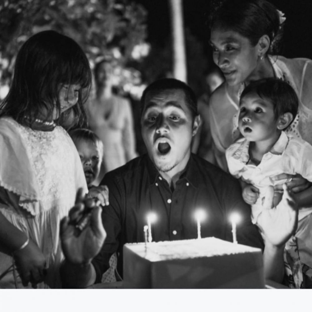 8 Momen hangat perayaan ulang tahun ke-40 suami Happy Salma