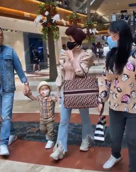 7 Potret kedekatan Bella Shofie dan putri sambungnya