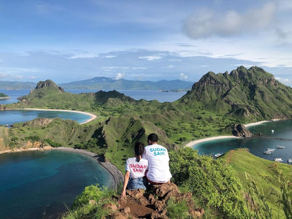 Hamil anak kedua, ini 8 momen manis Tiwi eks T2 bareng suami