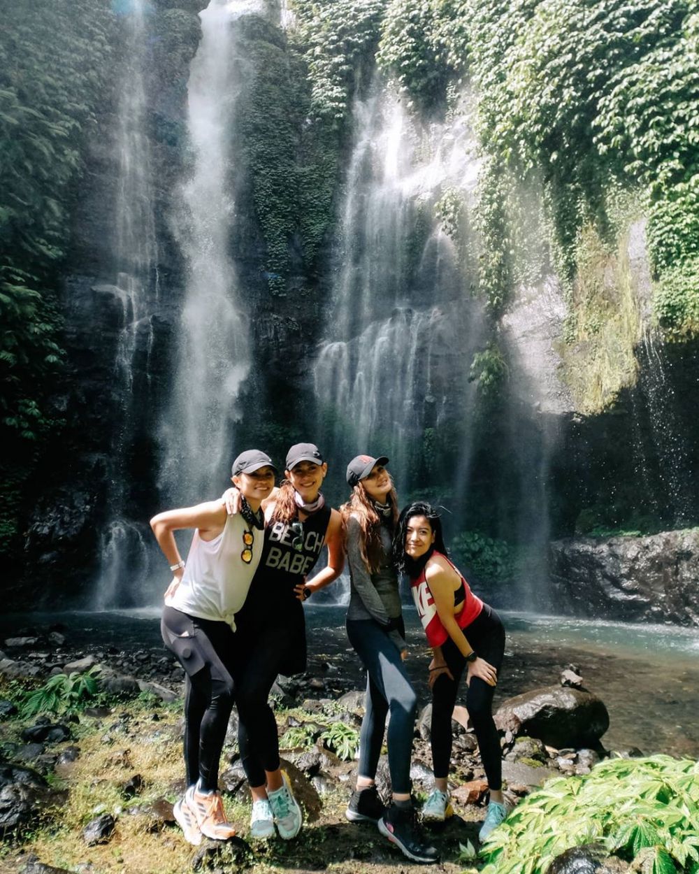 10 Pesona Luna Maya saat jelajah alam, cantiknya natural