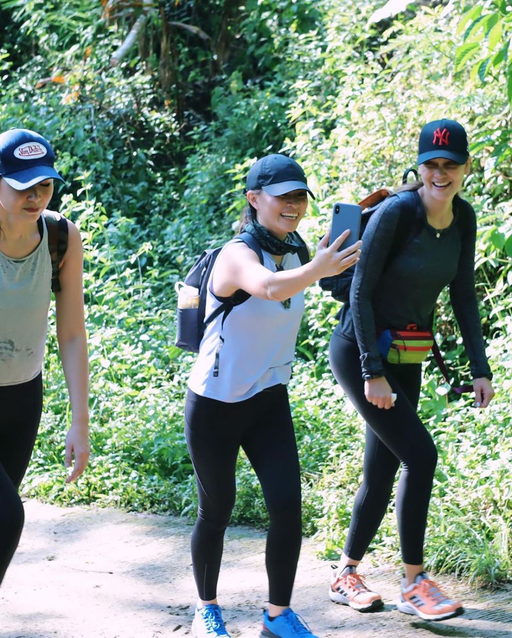 10 Pesona Luna Maya saat jelajah alam, cantiknya natural