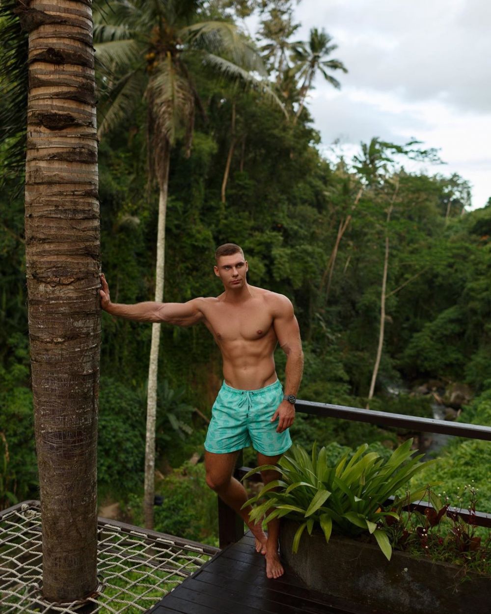 10 Potret Artur Kavunov, bule Rusia yang jadi pacar Millendaru