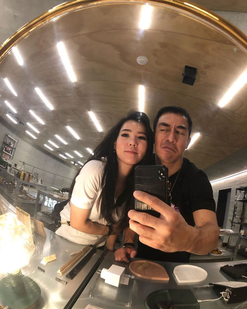 16 Tahun menikah, ini 10 potret harmonis Joe Taslim dan istri