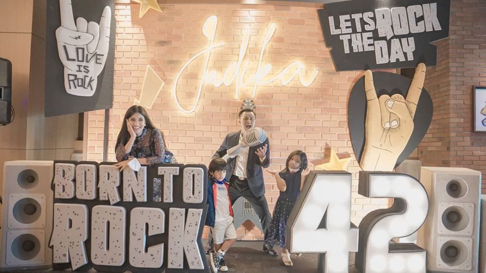 7 Momen Judika rayakan ulang tahun sekaligus anniversary pernikahan