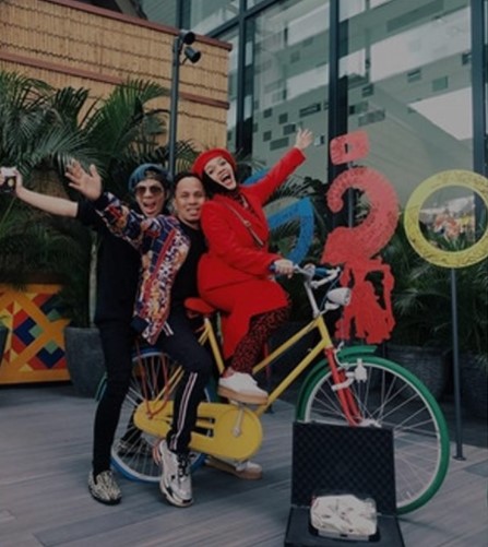 8 Potret Asmid Halilintar bareng Atta, gayanya jadi sorotan