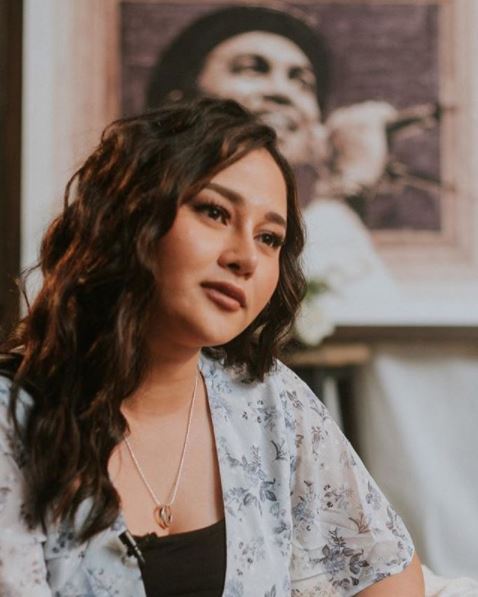 Kisah perjuangan 7 seleb wanita jadi orangtua tunggal, bikin haru