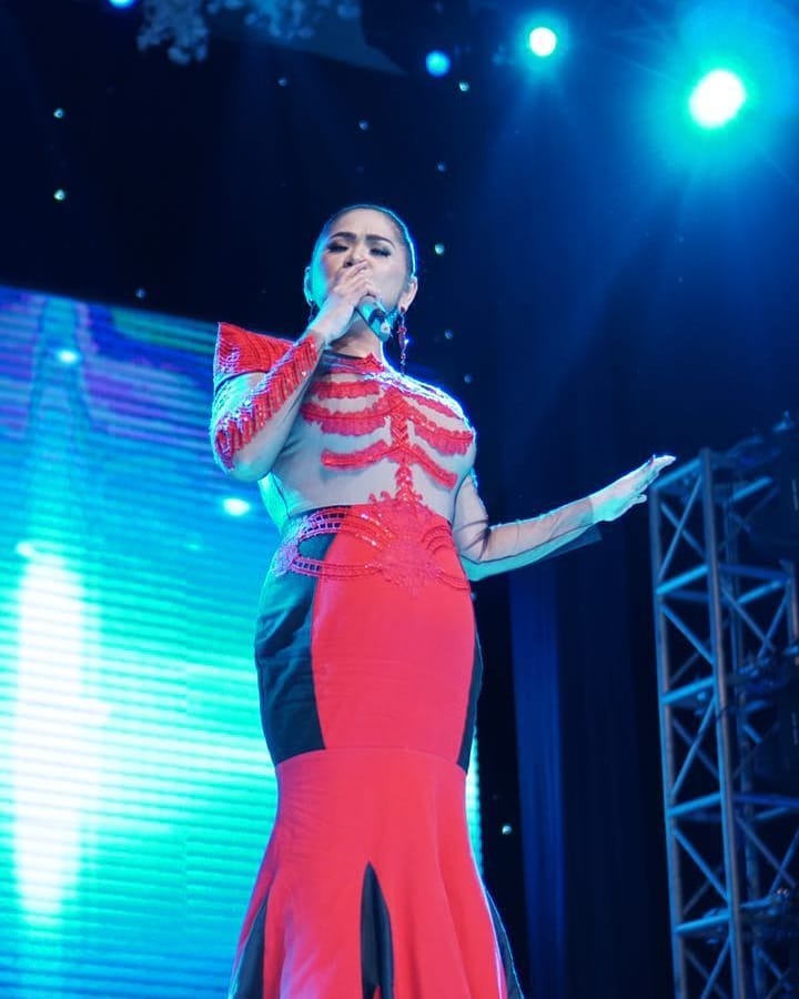 10 Potret terbaru Vina Panduwinata pelantun September Ceria, awet muda