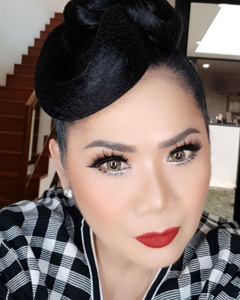 10 Potret terbaru Vina Panduwinata pelantun September Ceria, awet muda