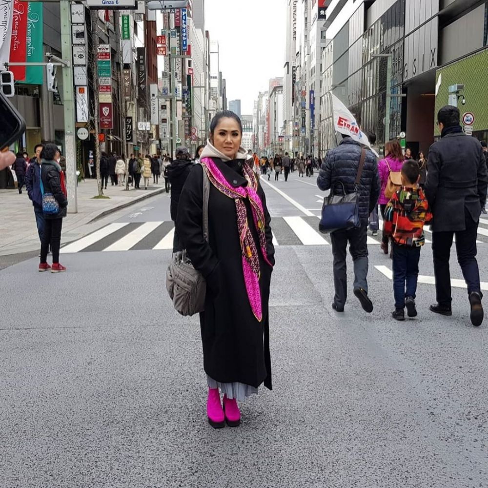 10 Potret terbaru Vina Panduwinata pelantun September Ceria, awet muda