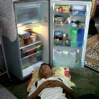 9 Potret orang tidur dalam pendingin, absurd banget