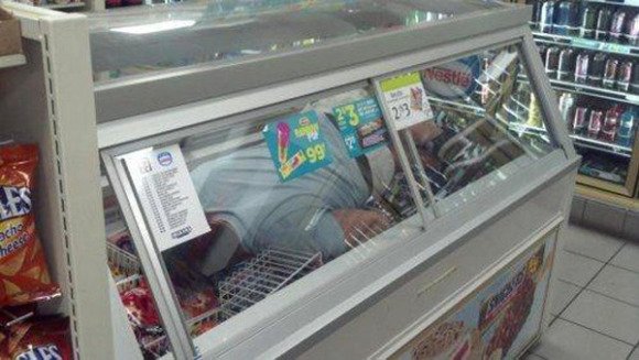 9 Potret orang tidur dalam pendingin, absurd banget