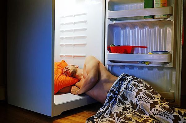 9 Potret orang tidur dalam pendingin, absurd banget
