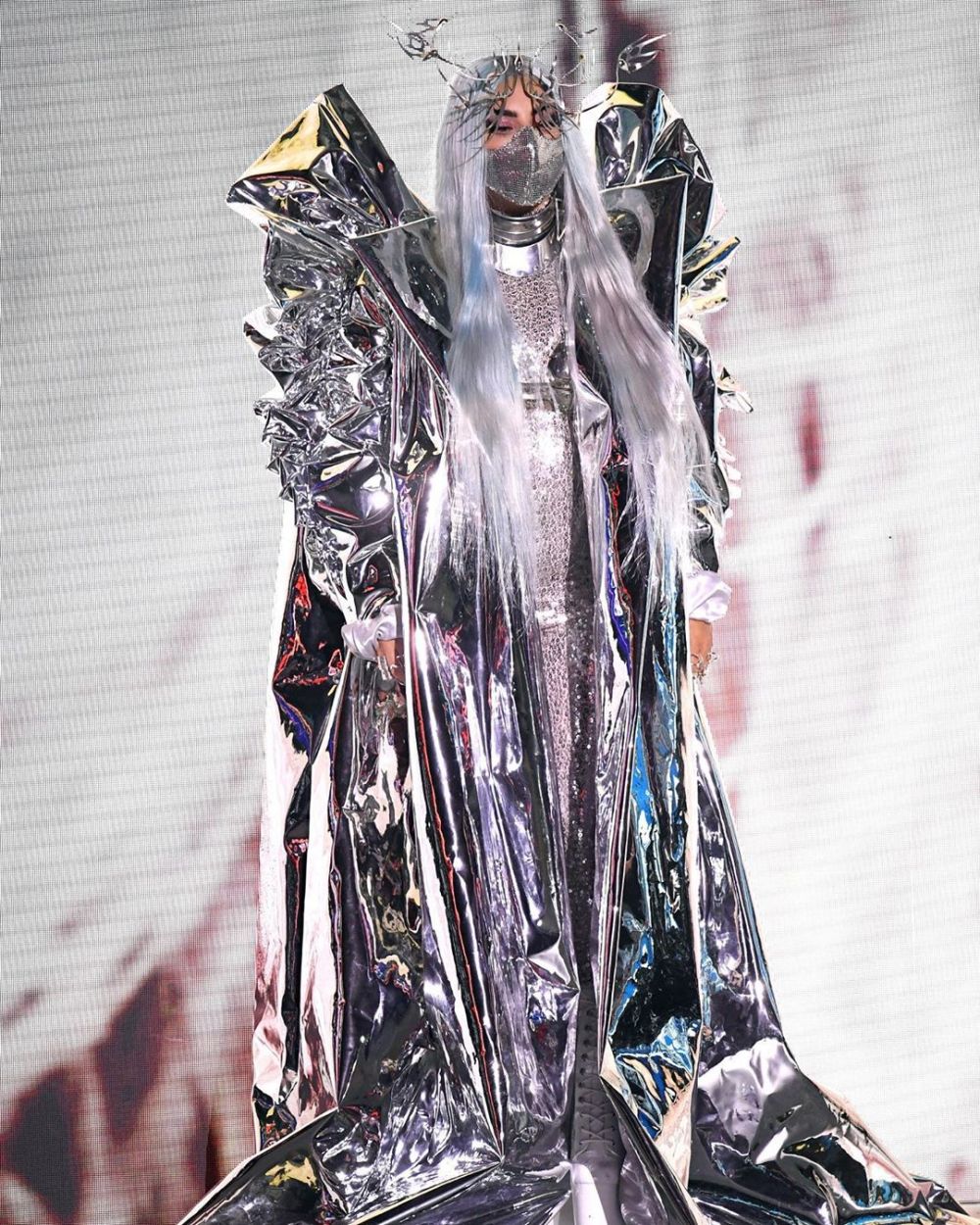 Gaya Lady Gaga tampil di MTV VMA 2020 pakai masker desainer Indonesia