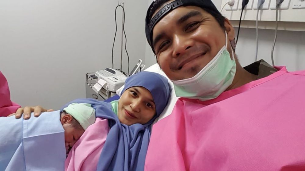 Momen 9 pesinetron ganteng temani istri melahirkan, idaman banget