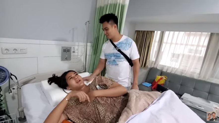 Momen 9 pesinetron ganteng temani istri melahirkan, idaman banget