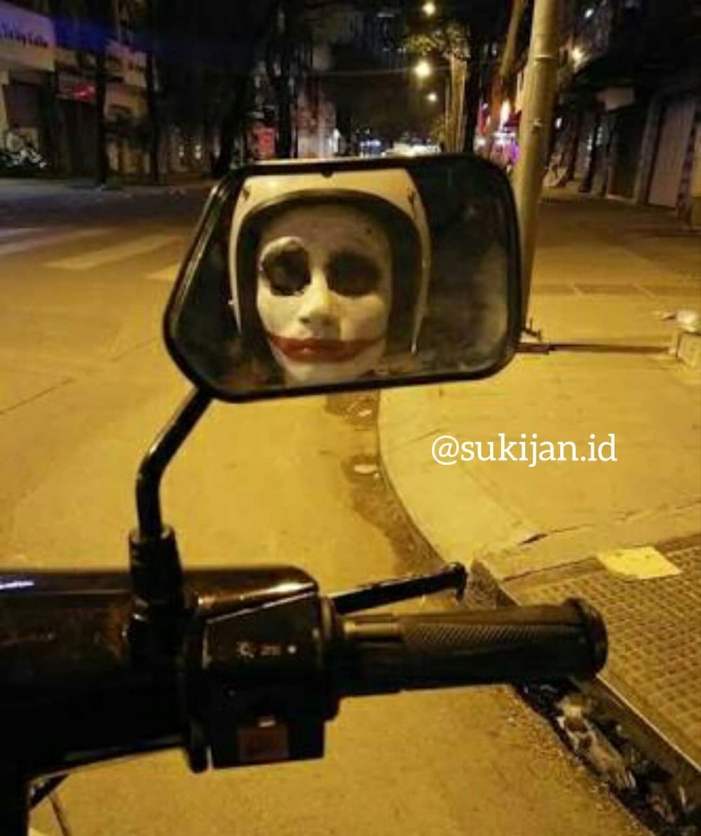 10 Momen lucu lagi bercermin ini bikin lihat dua kali