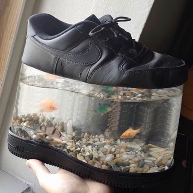 8 Potret akuarium antimainstream, ada miniatur kamar kos