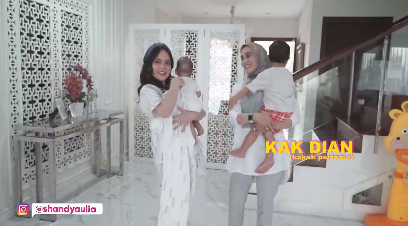 8 Potret kebersamaan Shandy Aulia & kakaknya, punya paras mirip