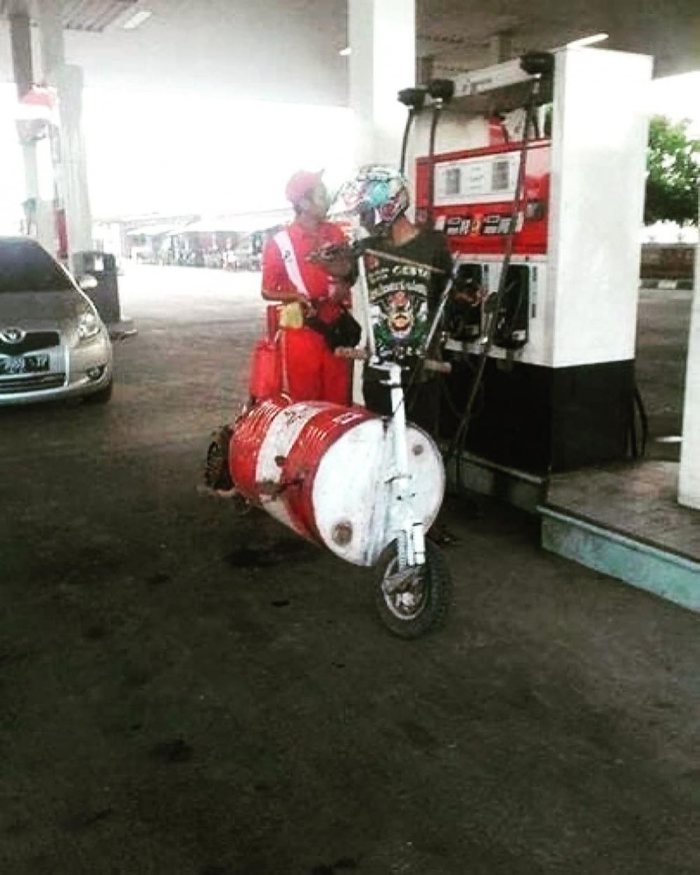 10 Potret kendaraan lagi ngisi bensin ini menipu mata